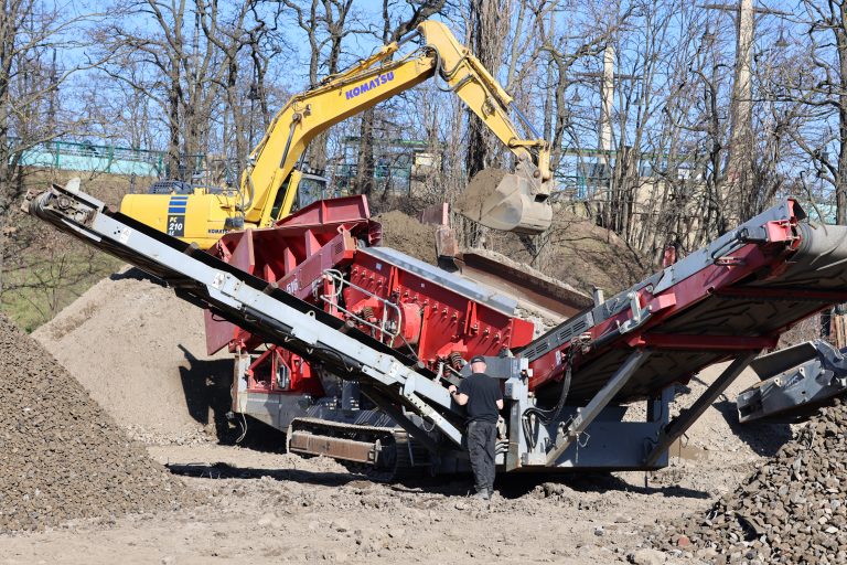 mobilny przesiewacz materiałów na budowie drogi