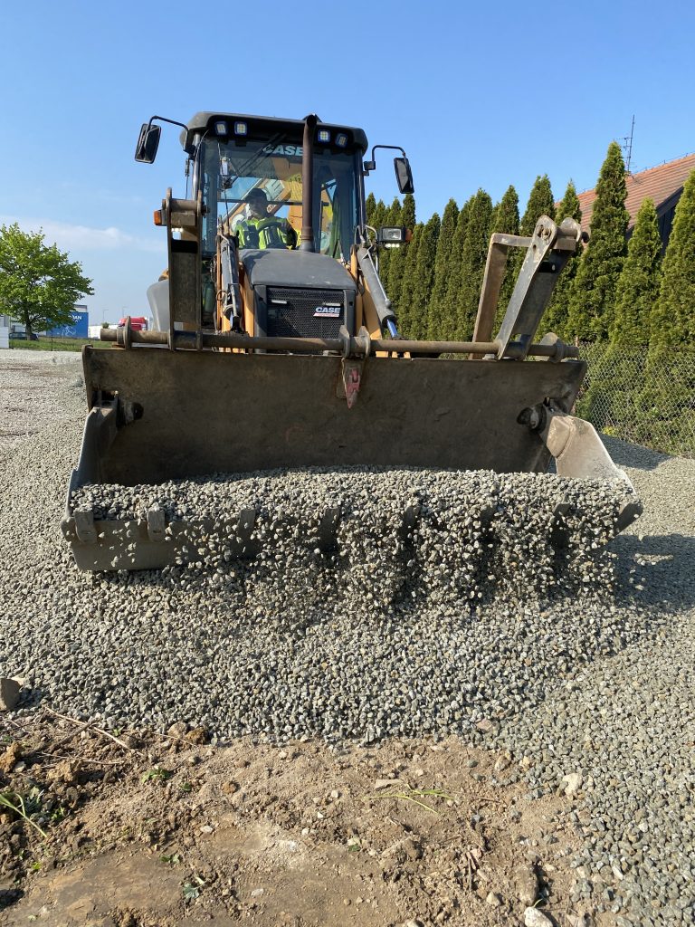 Kopalnie kruszyw stanowią zaplecze materiałowe inwestycji drogowych.