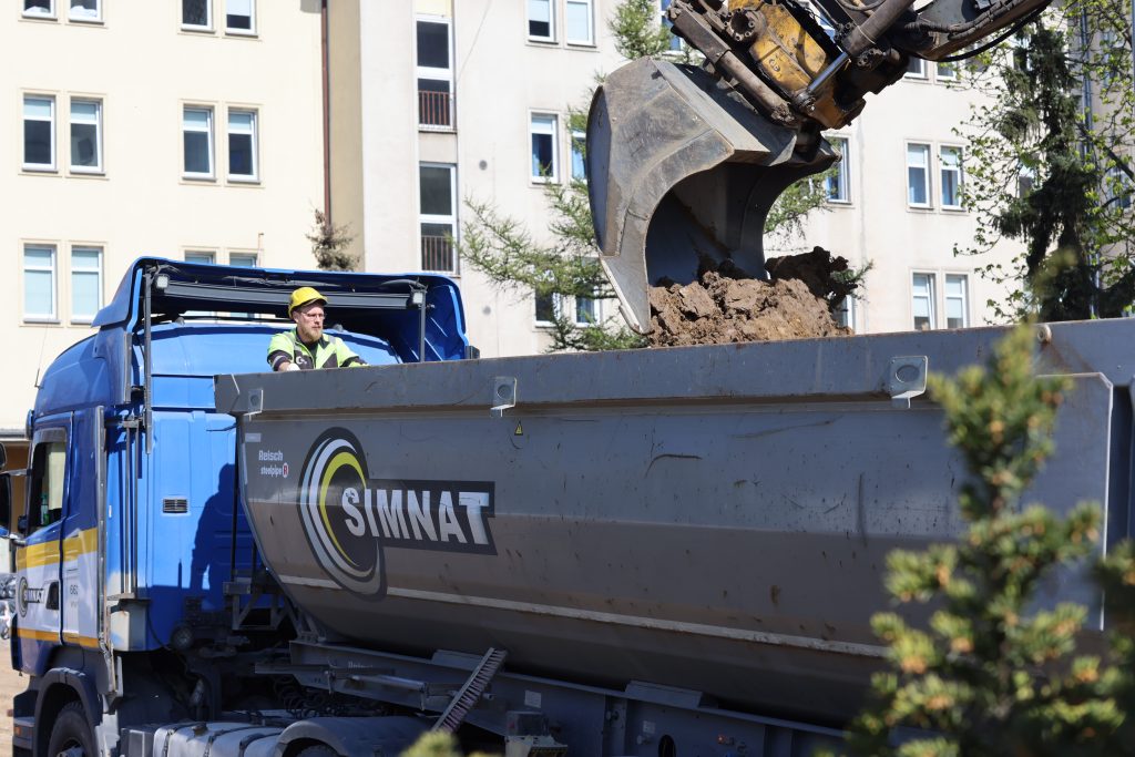 transport materiału z wykopu wywrotki budowa