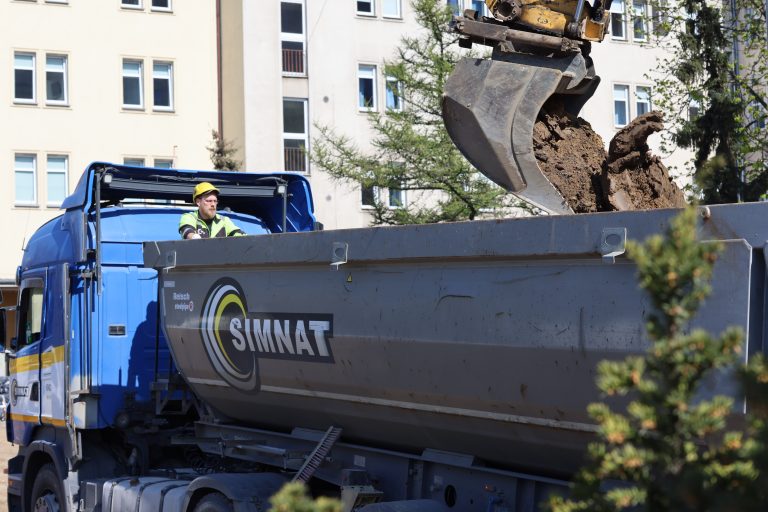 transport kruszywa budowa drogi wywrotki logistyka