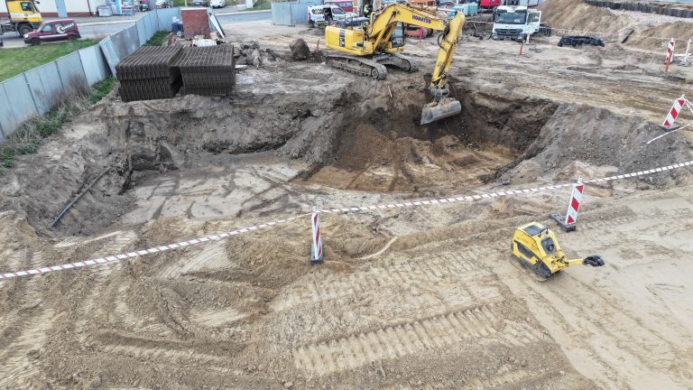 Wymiana gruntu na budowie drogi – kiedy jest konieczna i jak wpływa na realizację inwestycji