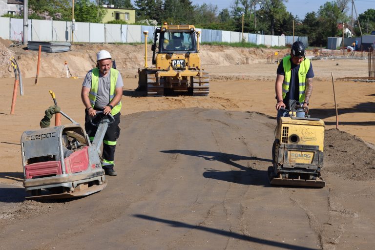 Zagęszczenie gruntu na budowie drogi – dlaczego ma kluczowe znaczenie dla trwałości nawierzchni