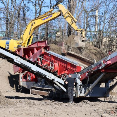 mobilny przesiewacz materiałów na budowie drogi